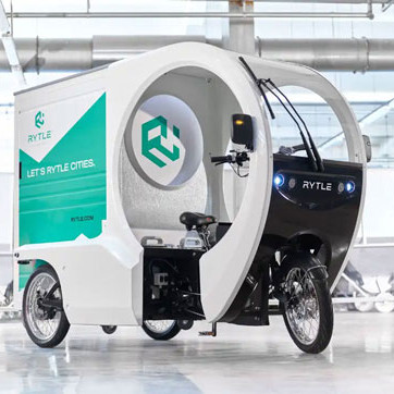 Das Rytle Cargobike MovR steht in einer Produktionshalle