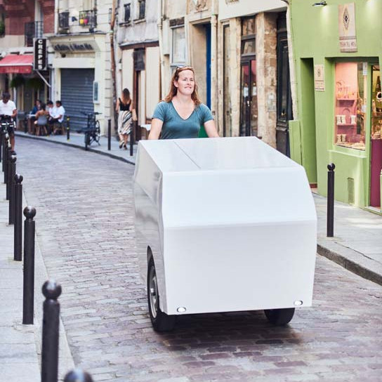 Urban Arrow Cargobike Tender fährt in engen Gassen auf Kopfsteinpflaster in historischer Altstadt