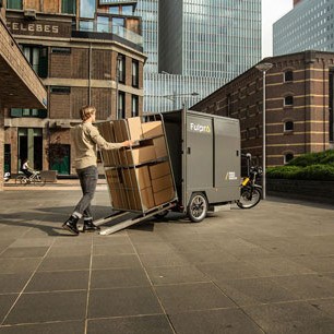 Gitterwagen wird über Rampen in das Cargomodul eines Cargobikes geschoben