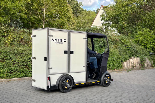 Antric Cargobike fährt auf einem gepflasteren Weg