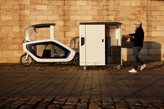 ONO Cargobike Transport-Modul wird mit Thermoboxen beladen