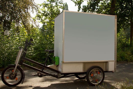 Tricargo Lademeister mit neutraler Ladebox in freier Natur