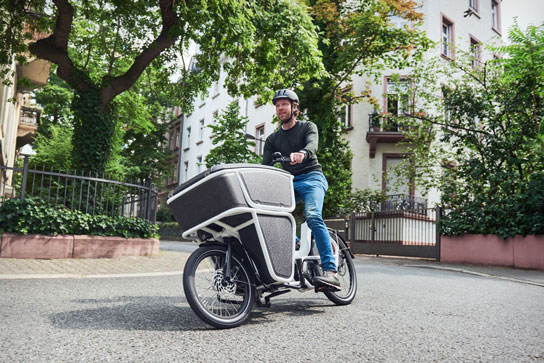Urban Arrow Cargobike Shorty in Aktion auf der Straße